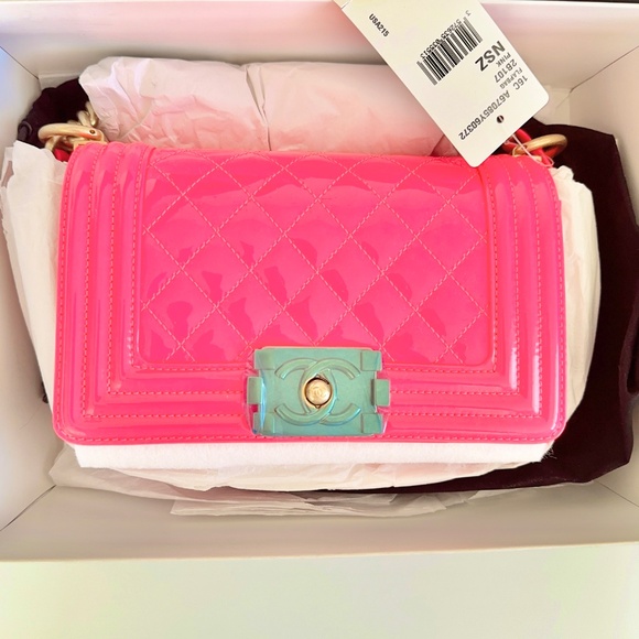 MINT 2017 CHANEL NEON PINK PATENT LEATHER SMALL BOY WITH ANTIQUED GOLD HARDWARE - Picture 3 of 7